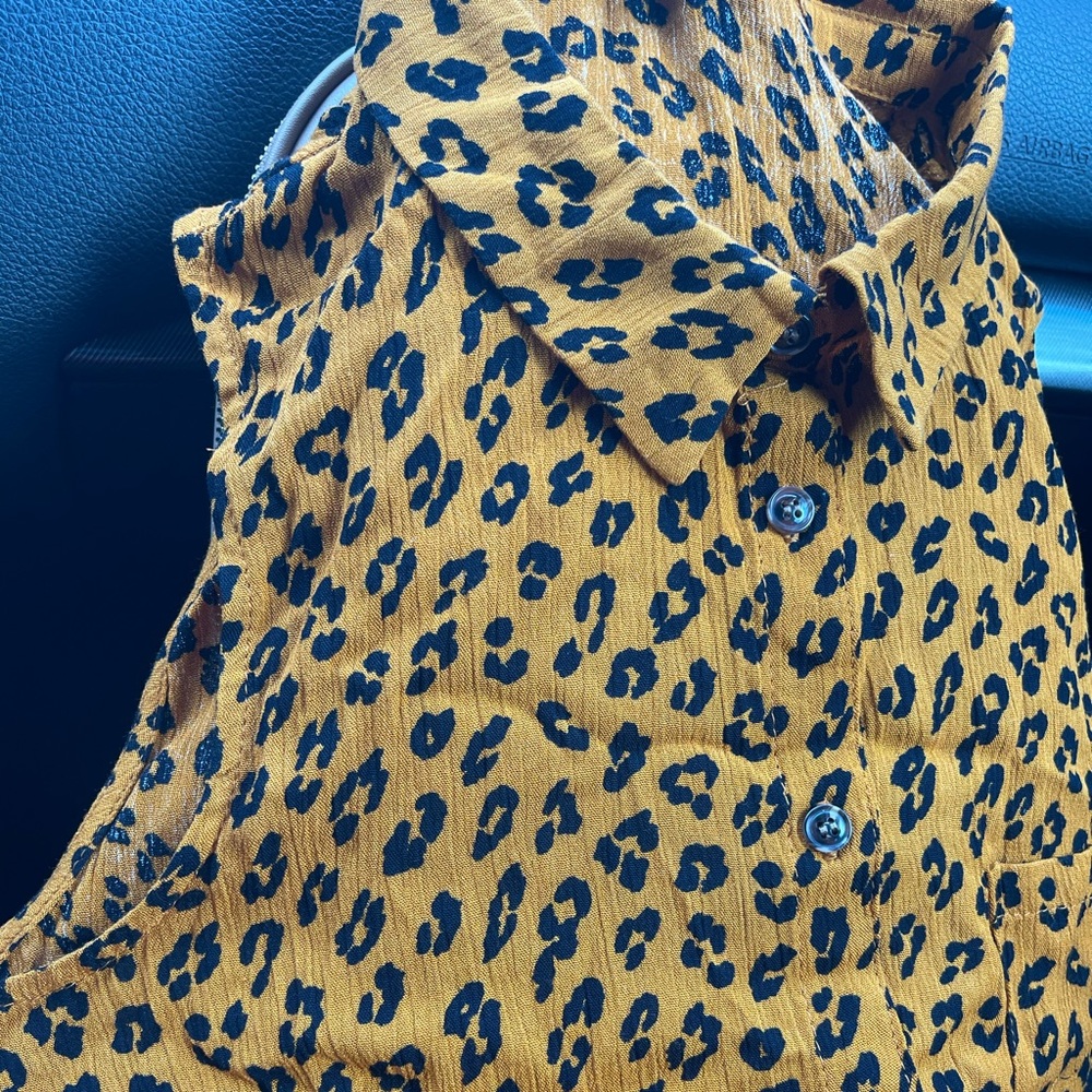 Sleeveless print shirt